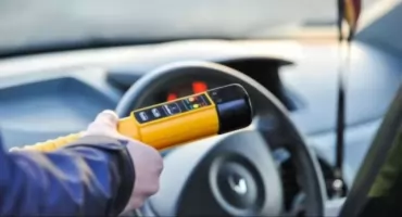 Auto w rowie pod Łowiczem. Kierowca był tak pijany, że nie mógł wysiąść z pojazdu!