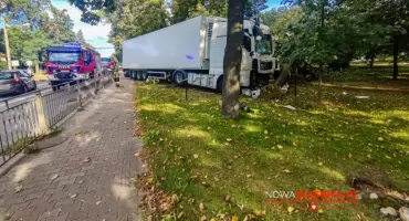 Kierowca ciężarówki zasłabł za kierownicą. Staranował ogrodzenie i ściął drzewo w Oleśnicy