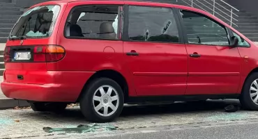 Nocna dewastacja przy Ostrowskiego. Volkswagen roztrzaskany kijem bejsbolowym
