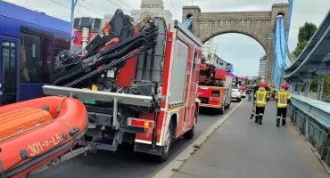 Spacer po barierkach Mostu Grunwaldzkiego. Szybka reakcja WOPR