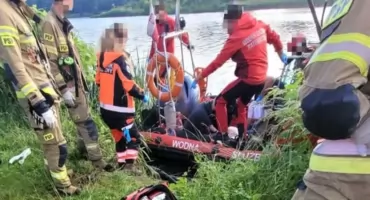 Dramatyczna akcja ratunkowa na Odrze we Wrocławiu. Ratownicy walczyli o życie mężczyzny po skoku z Mostu Milenijnego