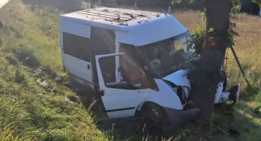 Bus uderzył w drzewo na drodze do Torunia. Wezwano śmigłowiec LPR