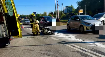 Motocyklista uderzył w auto na drodze pod Toruniem. Został zabrany do szpitala