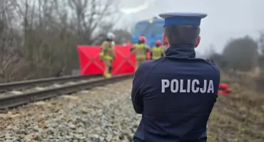 Tragedia na torach pod Toruniem. Młody mężczyzna zginął pod kołami pociągu