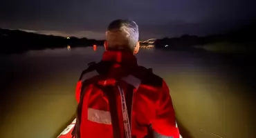 Dramatyczna akcja w nocy w Toruniu. Mężczyzna został odnaleziony nad brzegiem