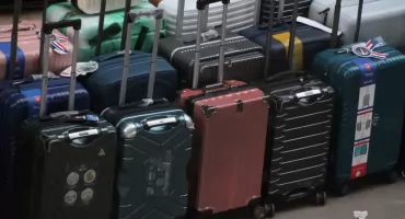 Walizka do bagażu rejestrowanego – jak wybrać model odporny na podróż samolotem?