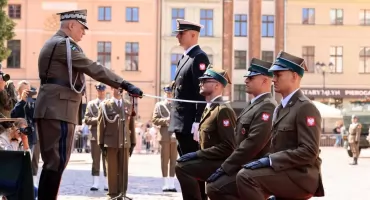 Promocja oficerska na Rynku Staromiejskim w Toruniu [FOTORELACJA]