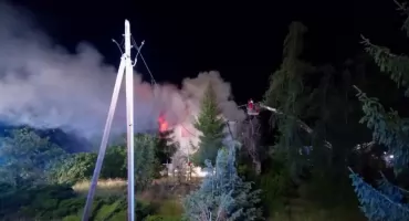 Pożar opuszczonego domu w Toruniu. Strażacy walczyli przez całą noc