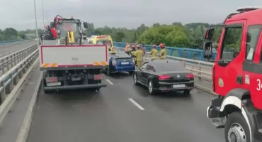 Duży korek na moście drogowym w Toruniu. Trwa akcja służb