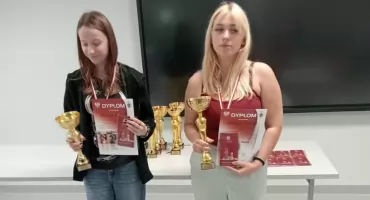 Szachiści trenują i rywalizują